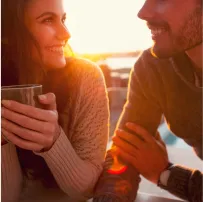 Casal tomando café ao ar livre