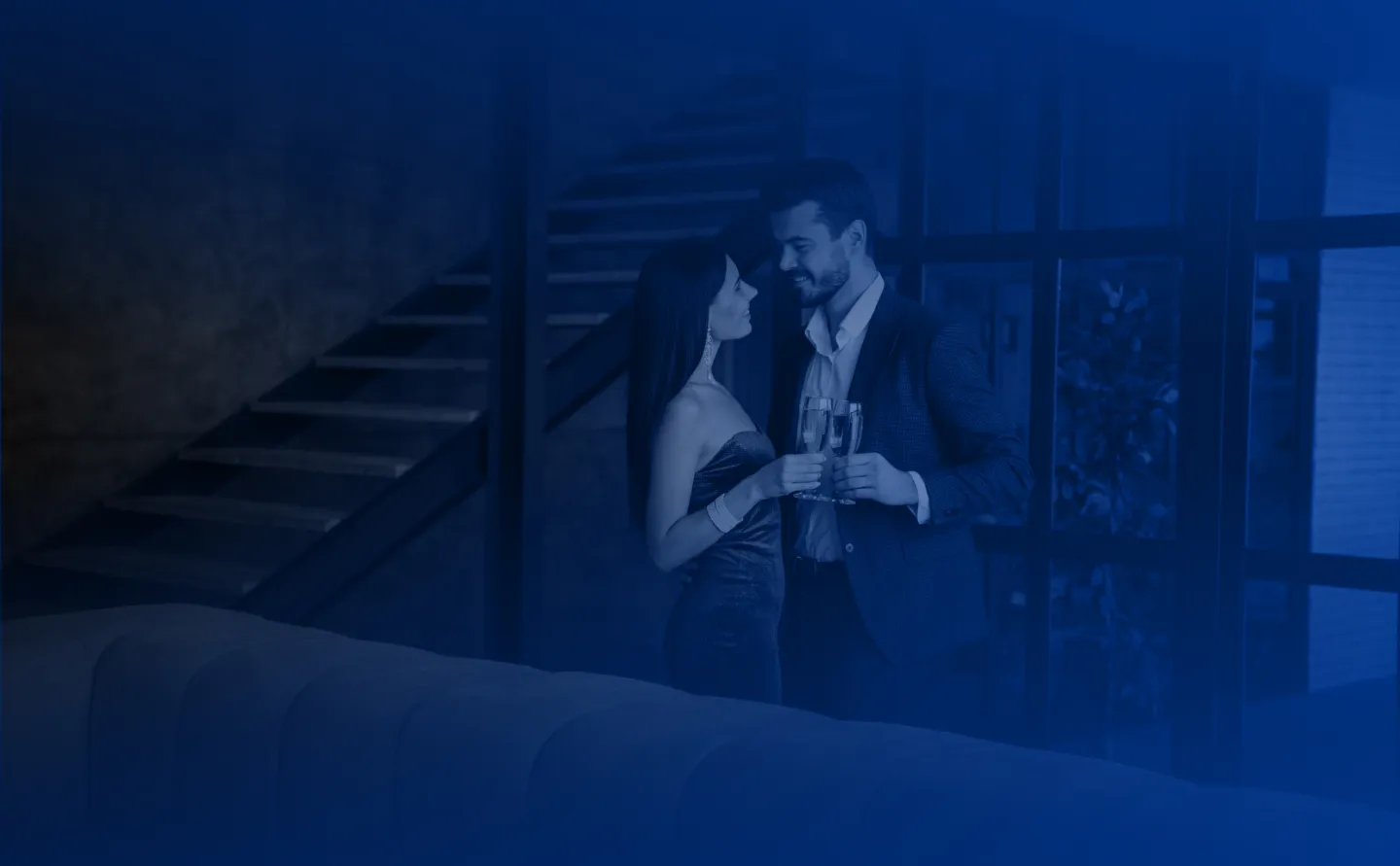 Casal brindando em um apartamento de alto padrão da Santos Edificações